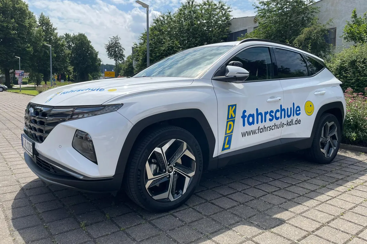 Weißer Hyundai mit Beschriftung der Fahrschule KDL
