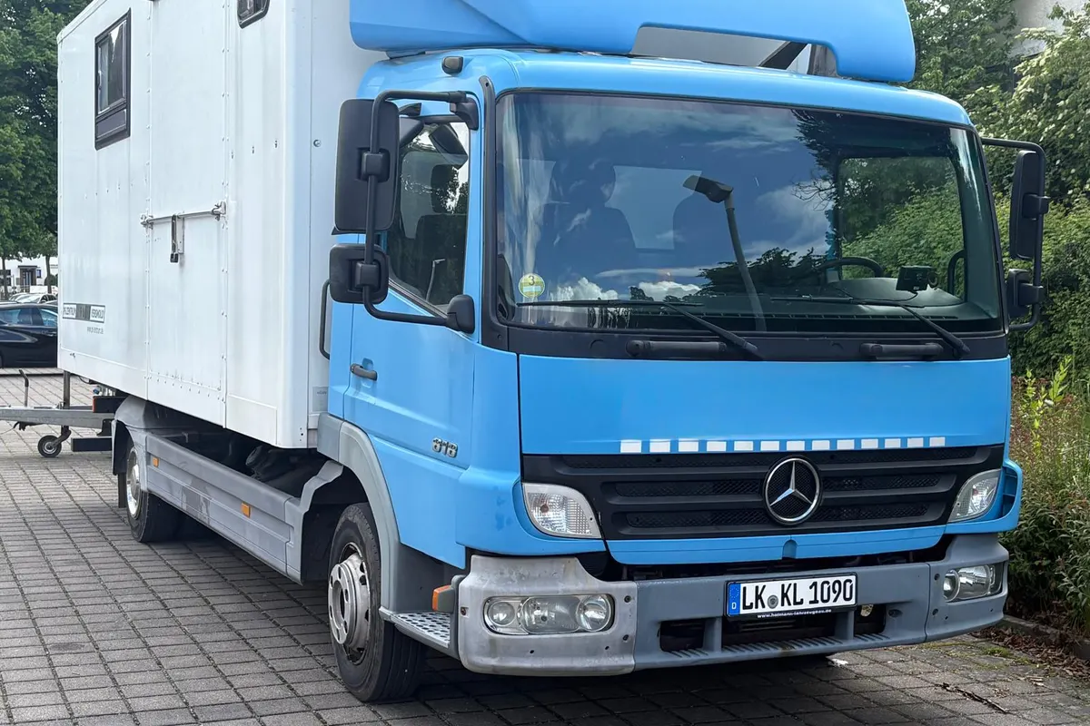 Blauer Mercedes-Lkw der Fahrschule KDL