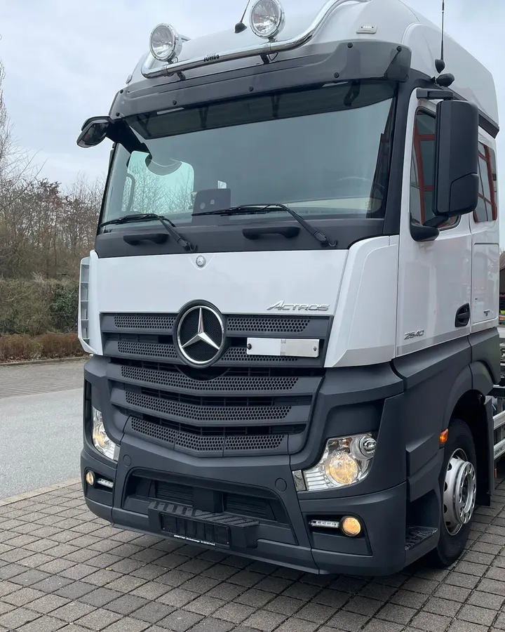 Weißer Mercedes-Benz Actros der Fahrschule KDL
